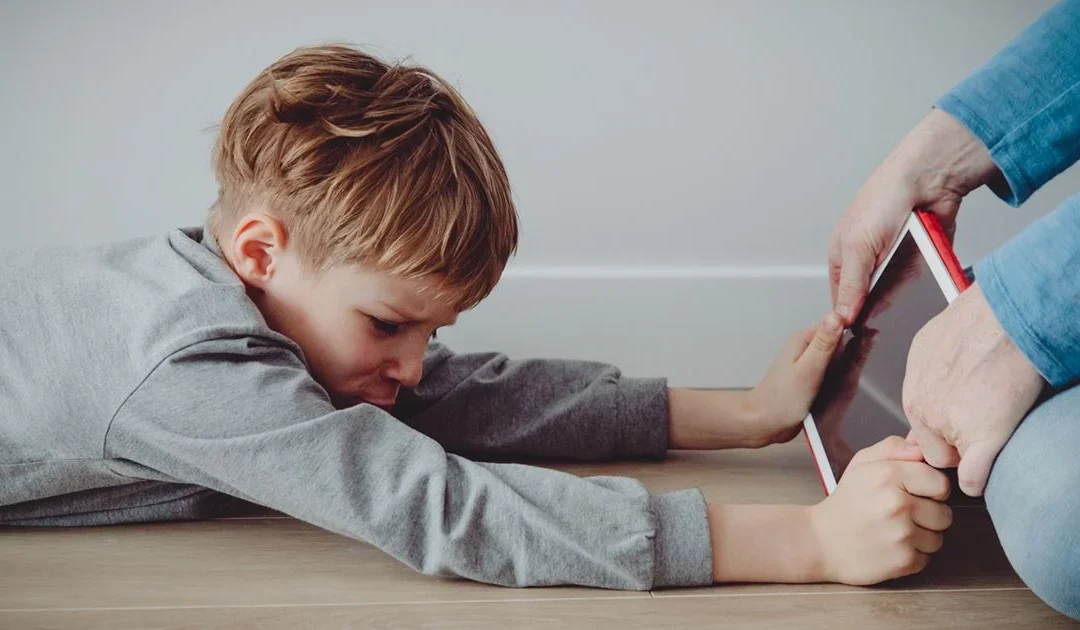 Uso de telas na infância: efeitos no desenvolvimento, riscos comportamentais, limites recomendados e como criar uma rotina saudável